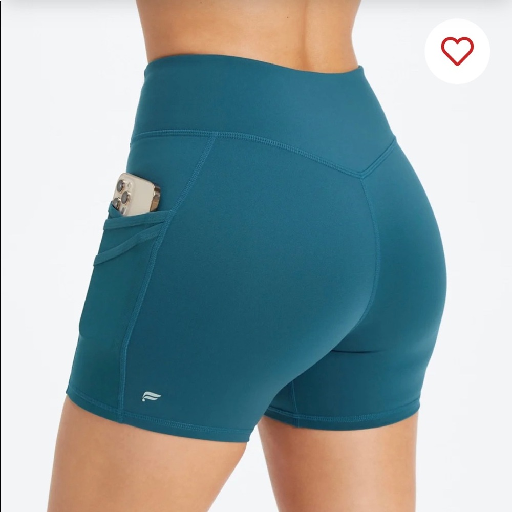 NEW Fabletics Trinity Shorts - Picture 2 of 8